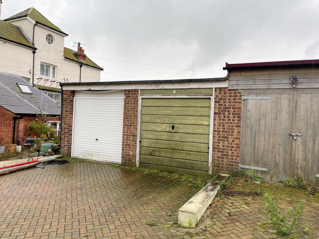 Lot: 8 - SEAFRONT FLAT ON EXCLUSIVE DEVELOPMENT - Garage